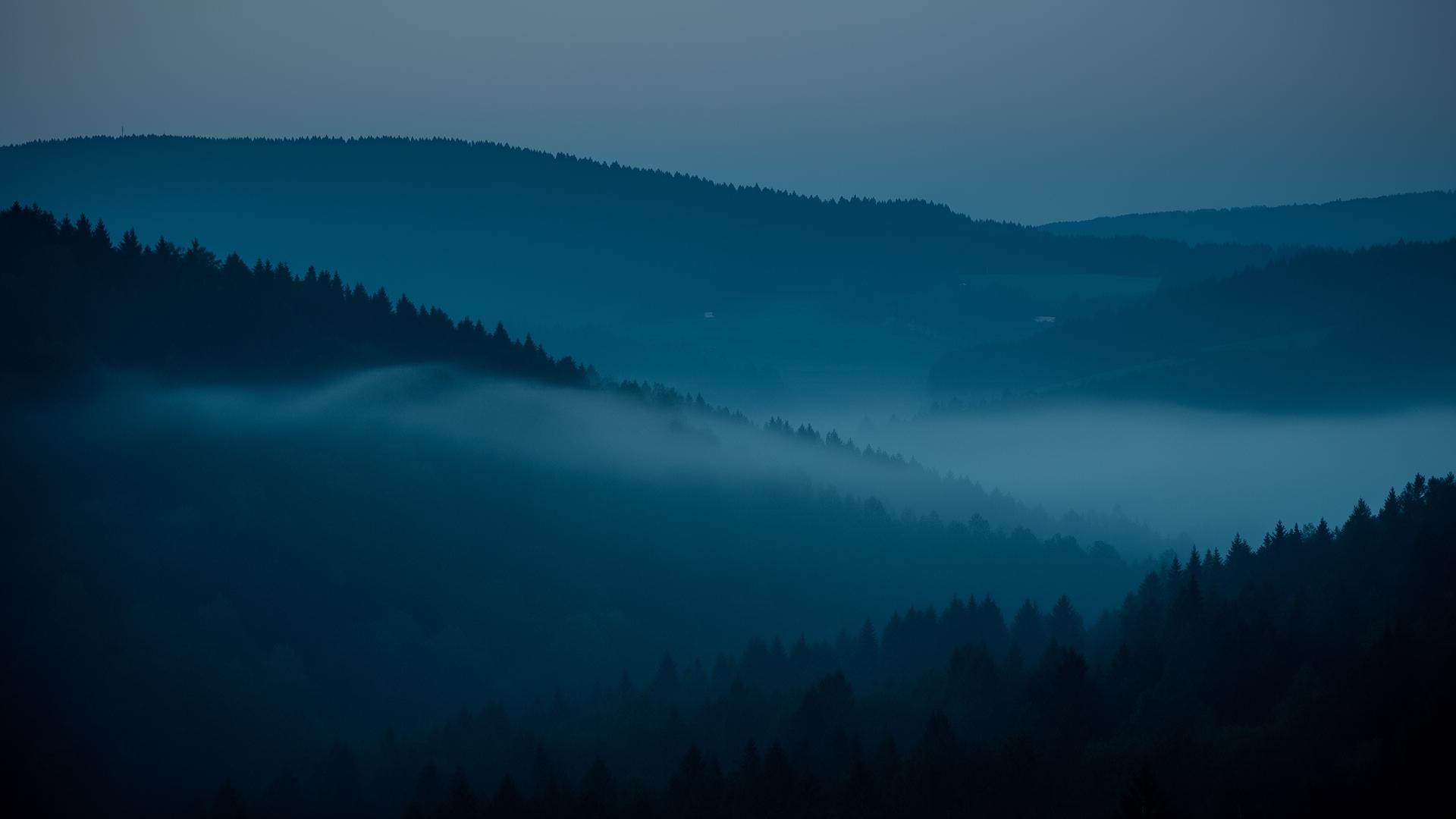 Mlhavá krajina Karlovarského kraje za úsvitu